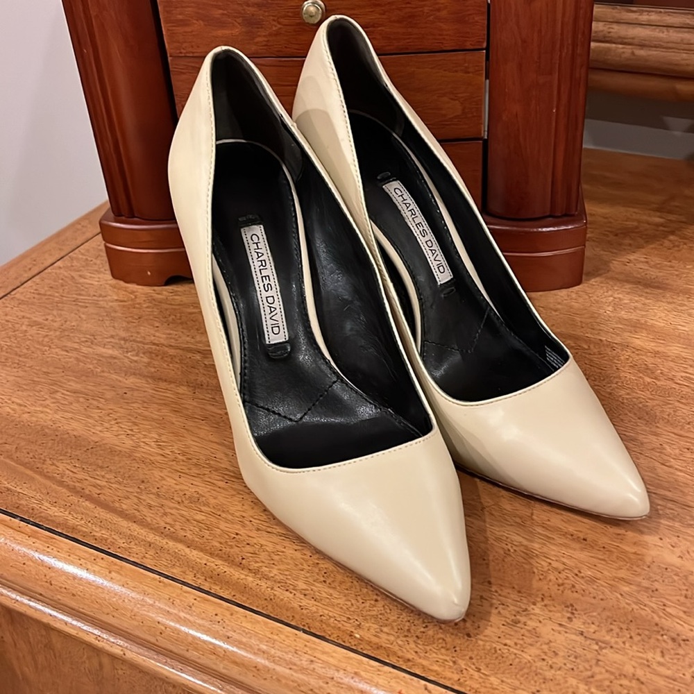 Charles David classic pump - 7.5 all leather upper and all leather sole.  Lt Tan